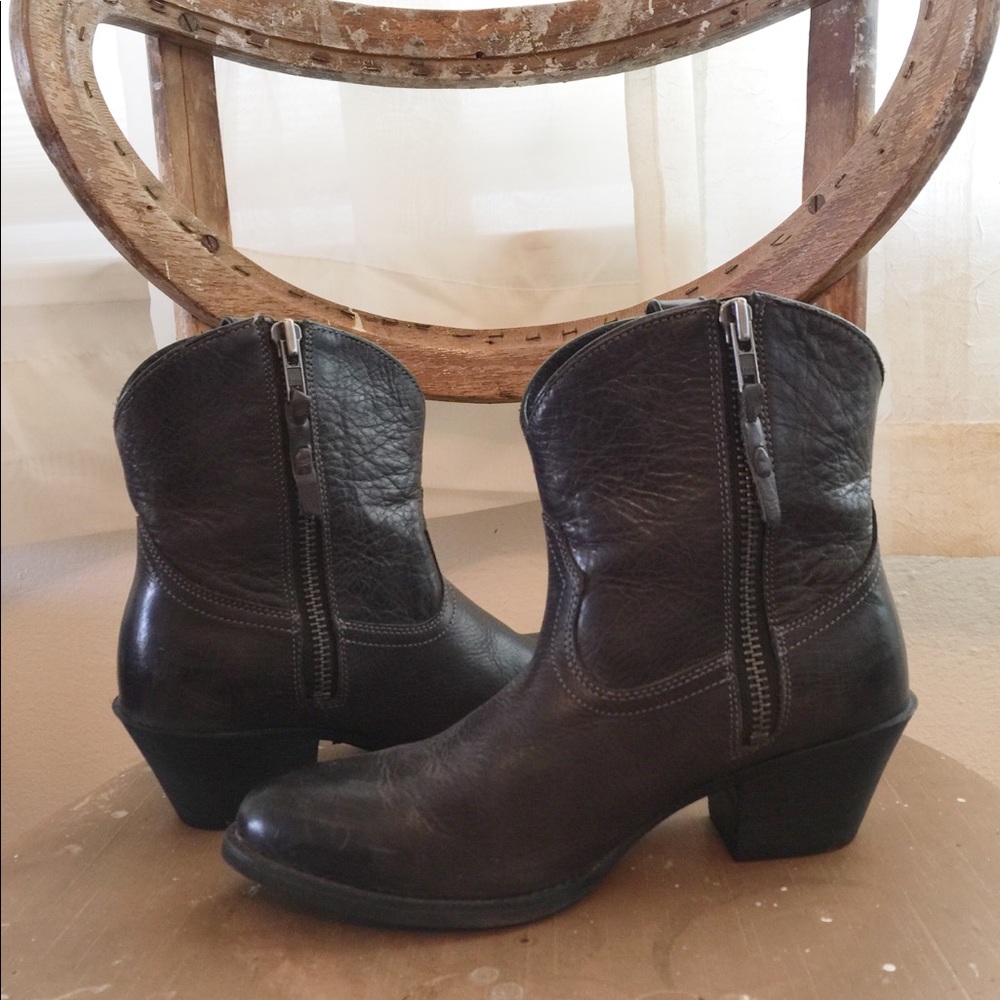 ARIAT black leather booties size 7